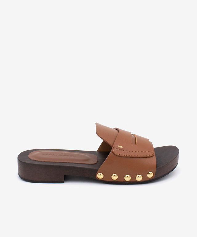 DEBORA - Sandalia mule con suela de madera y tachuelas doradas de piel - Zapatos color cuero - Zapatos de mujer Ángel Alarcón - Women Shoes 2026