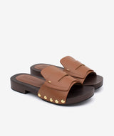 DEBORA - Sandalia mule con suela de madera y tachuelas doradas de piel - Zapatos color cuero - Zapatos de mujer Ángel Alarcón - Women Shoes 2026