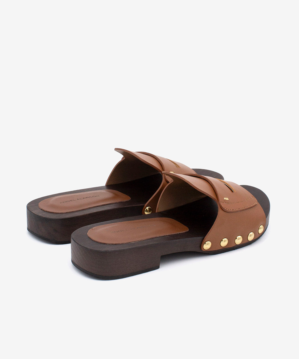 DEBORA - Sandalia mule con suela de madera y tachuelas doradas de piel - Zapatos color cuero - Zapatos de mujer Ángel Alarcón - Women Shoes 2026