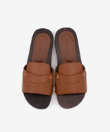 DEBORA - Sandalia mule con suela de madera y tachuelas doradas de piel - Zapatos color cuero - Zapatos de mujer Ángel Alarcón - Women Shoes 2026