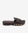 DEBORA - Sandalia mule con suela de madera y tachuelas doradas de piel - Zapatos m. oscuro - Zapatos de mujer Ángel Alarcón - Women Shoes 2026