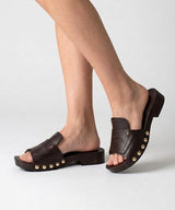 DEBORA - Sandalia mule con suela de madera y tachuelas doradas de piel - Zapatos color cuero - Zapatos de mujer Ángel Alarcón - Women Shoes 2026
