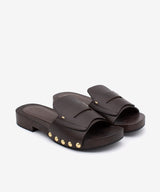 DEBORA - Sandalia mule con suela de madera y tachuelas doradas de piel - Zapatos color cuero - Zapatos de mujer Ángel Alarcón - Women Shoes 2026