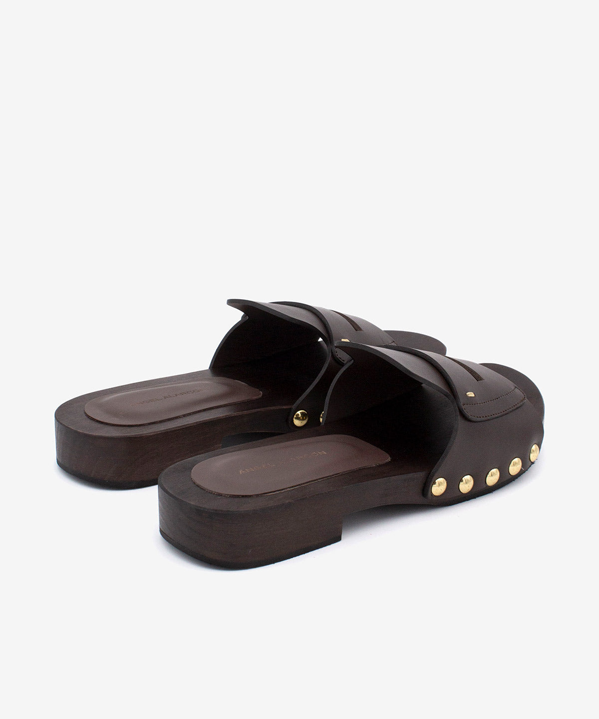 DEBORA - Sandalia mule con suela de madera y tachuelas doradas de piel - Zapatos color cuero - Zapatos de mujer Ángel Alarcón - Women Shoes 2026