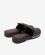 DEBORA - Sandalia mule con suela de madera y tachuelas doradas de piel - Zapatos color cuero - Zapatos de mujer Ángel Alarcón - Women Shoes 2026