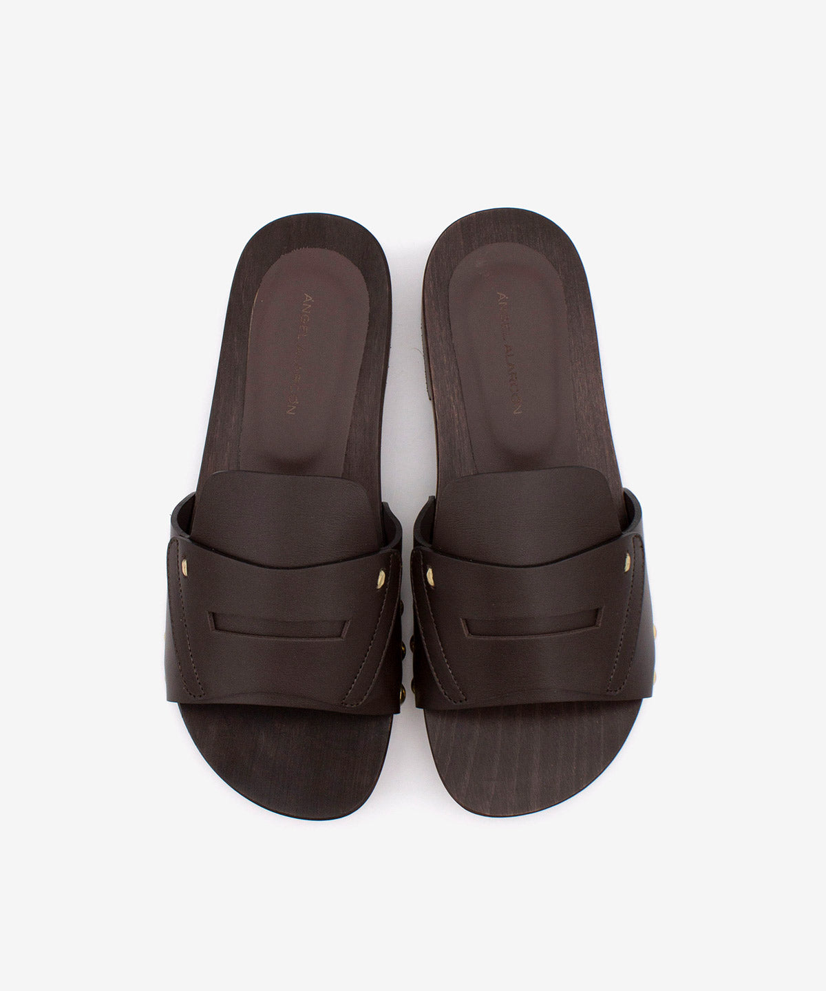 DEBORA - Sandalia mule con suela de madera y tachuelas doradas de piel - Zapatos color cuero - Zapatos de mujer Ángel Alarcón - Women Shoes 2026