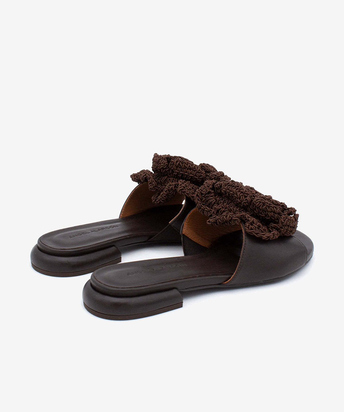 GIOVANNA – Mules de tacón plano con adorno de flor de crochet, sandalia en piel grano suave – marrón oscuro – Talla 35 – Ángel Alarcón