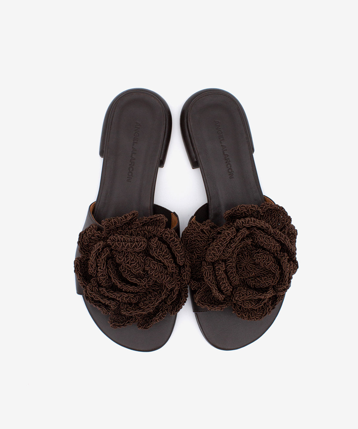 GIOVANNA – Mules de tacón plano con adorno de flor de crochet, sandalia en piel grano suave – marrón oscuro – Talla 36 – Ángel Alarcón