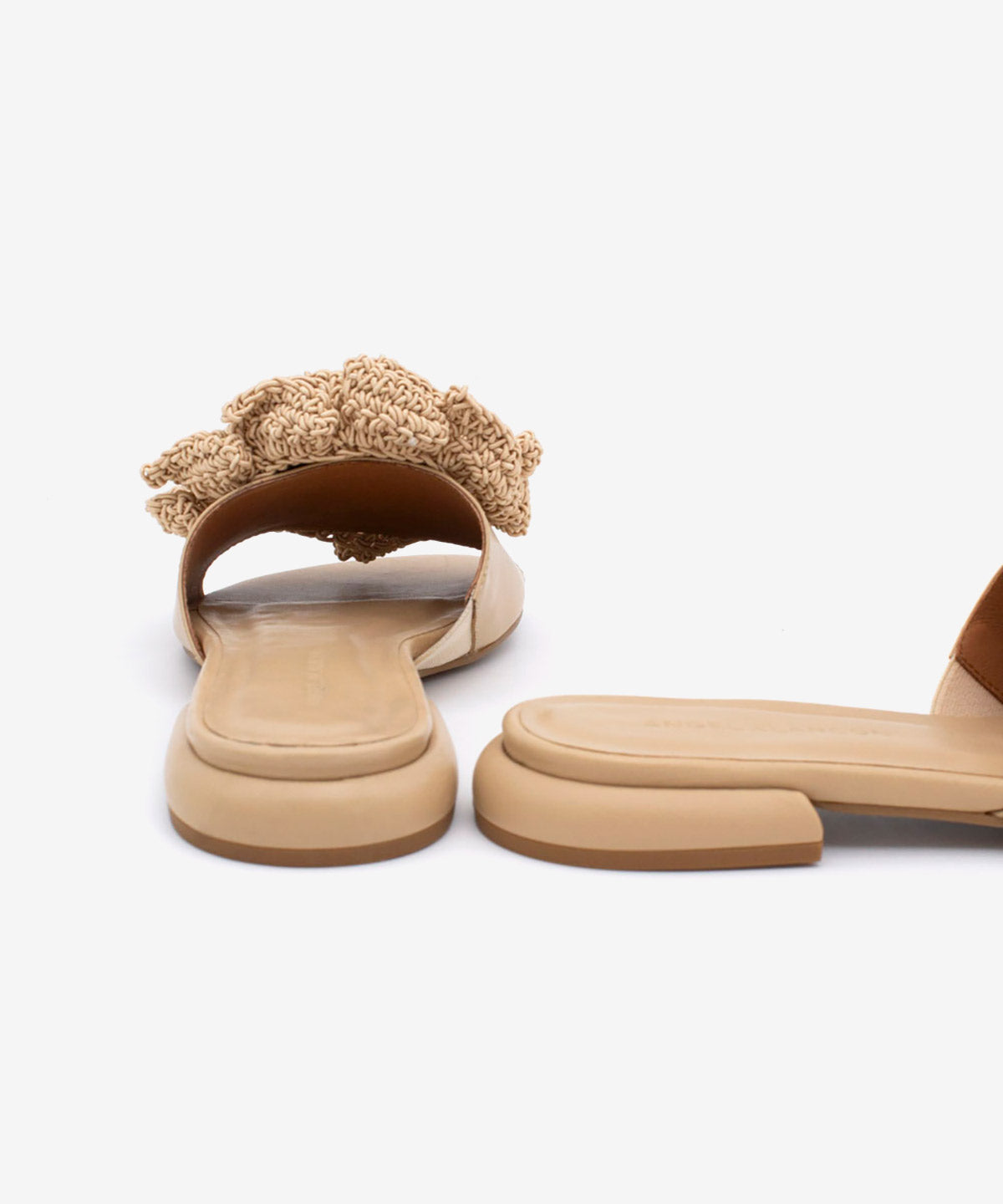 GIOVANNA – Mules de tacón plano con adorno de flor de crochet, sandalia en piel grano suave – camel – Talla 38 – Ángel Alarcón