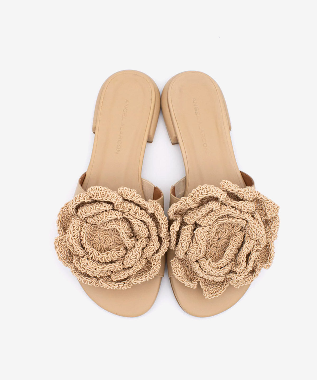 GIOVANNA – Mules de tacón plano con adorno de flor de crochet, sandalia en piel grano suave – camel – Talla 37 – Ángel Alarcón