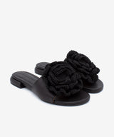 GIOVANNA – Mules de tacón plano con adorno de flor de crochet, sandalia en piel grano suave – negro – Talla 39 – Ángel Alarcón