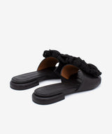 GIOVANNA – Mules de tacón plano con adorno de flor de crochet, sandalia en piel grano suave – negro – Talla 39 – Ángel Alarcón