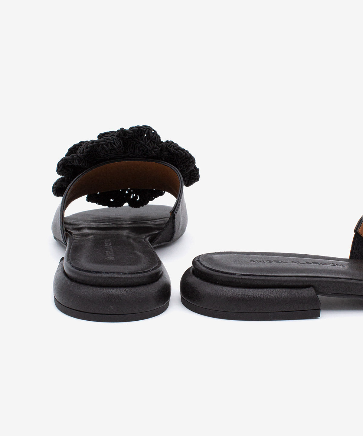 GIOVANNA – Mules de tacón plano con adorno de flor de crochet, sandalia en piel grano suave – negro – Talla 39 – Ángel Alarcón