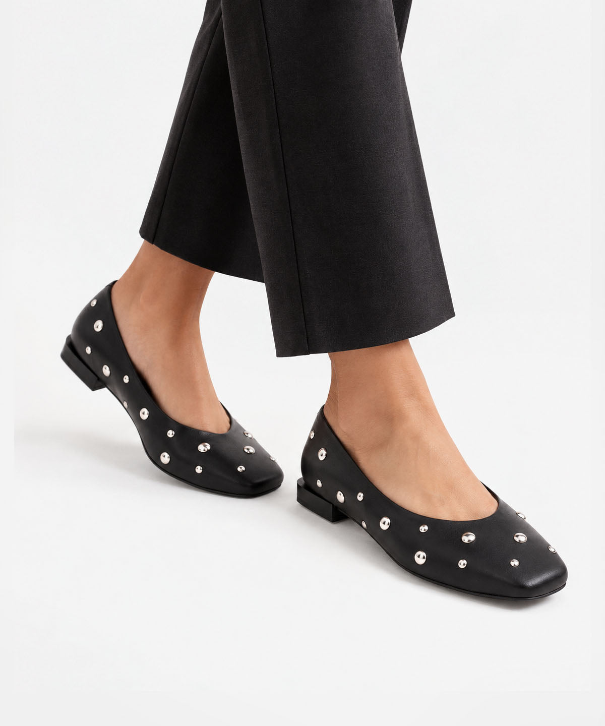 EMERY - Bailarina con tachas plateadas y puntera cuadrada de piel suave - Zapatos Negros - Zapatos de mujer Ángel Alarcón - Women Shoes 2026