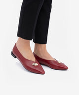 ELINA - Bailarina de mujer con escote en V y adorno dorado en piel texturizada - Zapatos burdeos - Zapatos de mujer Ángel Alarcón - Women Shoes 2026