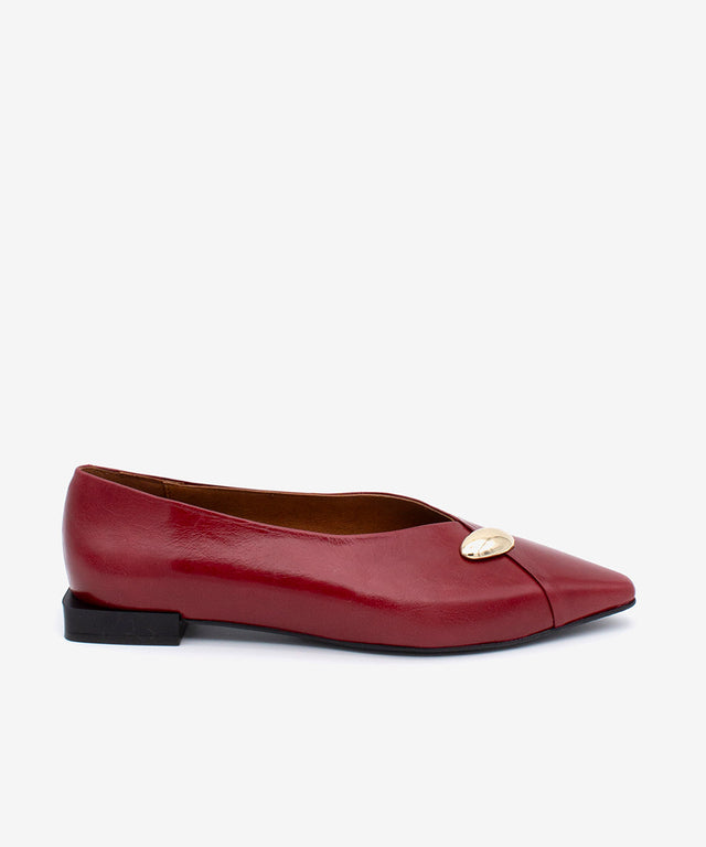 ELINA - Bailarina de mujer con escote en V y adorno dorado en piel texturizada - Zapatos burdeos - Zapatos de mujer Ángel Alarcón - Women Shoes 2026