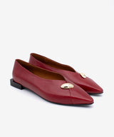 ELINA - Bailarina de mujer con escote en V y adorno dorado en piel texturizada - Zapatos burdeos - Zapatos de mujer Ángel Alarcón - Women Shoes 2026