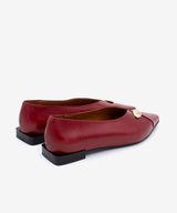 ELINA - Bailarina de mujer con escote en V y adorno dorado en piel texturizada - Zapatos burdeos - Zapatos de mujer Ángel Alarcón - Women Shoes 2026