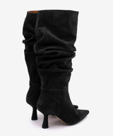 KEIRA - Bota alta de caña fruncida y tacón fino de serraje - Zapatos Negros - Zapatos de mujer Ángel Alarcón - Women Shoes 2026