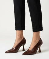 LARISSA - Salón de tacón alto con escote en V alto de piel texturizada - Zapatos Negros - Zapatos de mujer Ángel Alarcón - Women Shoes 2026