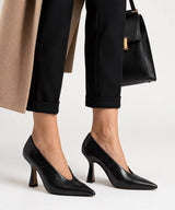 LARISSA - Salón de tacón alto con escote en V alto de piel texturizada - Zapatos Negros - Zapatos de mujer Ángel Alarcón - Women Shoes 2026
