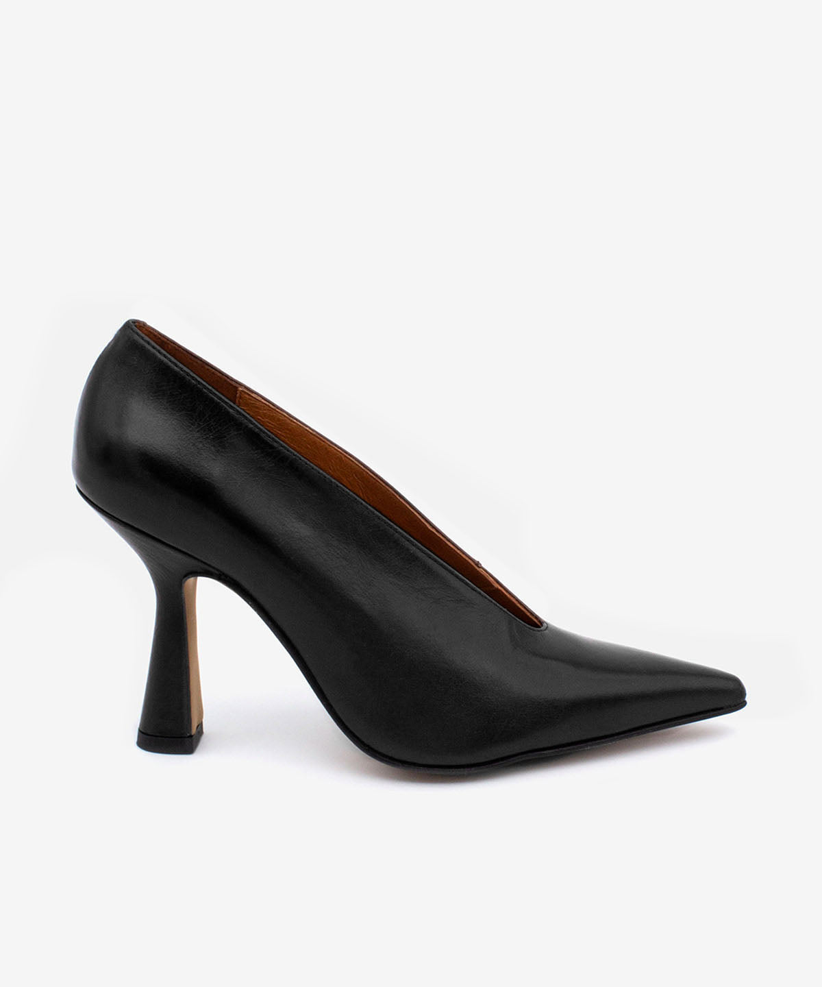 LARISSA - Salón de tacón alto con escote en V alto de piel texturizada - Zapatos Negros - Zapatos de mujer Ángel Alarcón - Women Shoes 2026