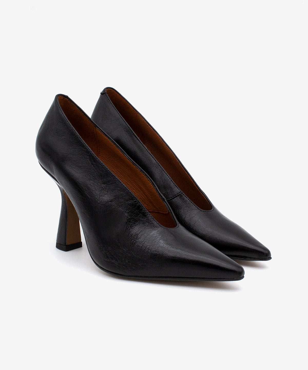 LARISSA - Salón de tacón alto con escote en V alto de piel texturizada - Zapatos Negros - Zapatos de mujer Ángel Alarcón - Women Shoes 2026