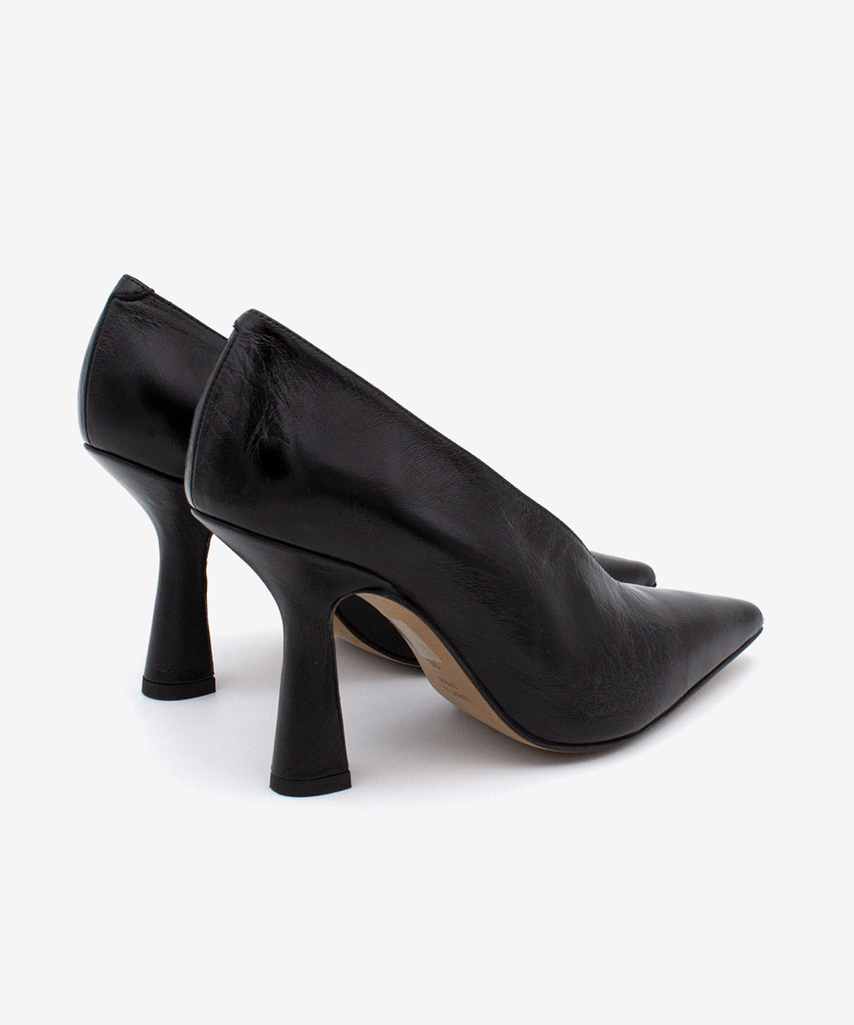 LARISSA - Salón de tacón alto con escote en V alto de piel texturizada - Zapatos Negros - Zapatos de mujer Ángel Alarcón - Women Shoes 2026