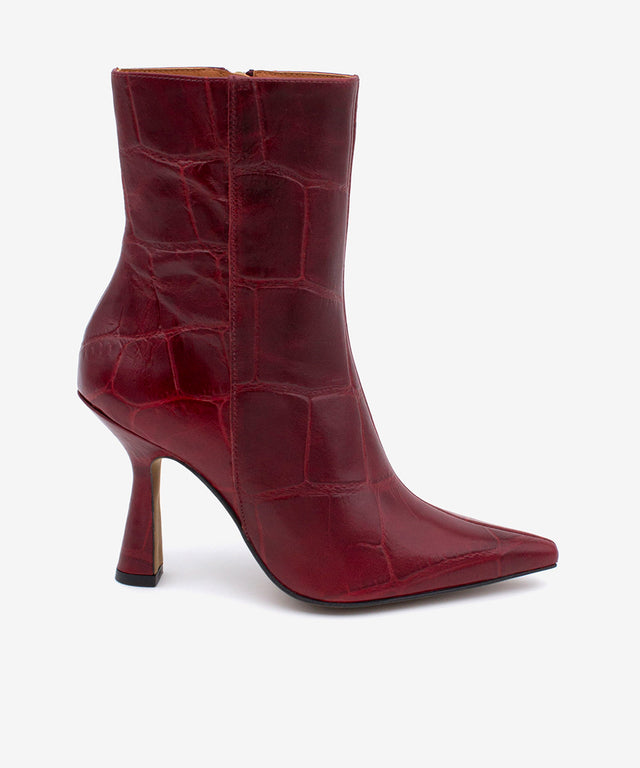 MIRIAM - Botín de tacón muy alto con puntera fina en piel print croco - Zapatos burdeos - Zapatos de mujer Ángel Alarcón - Women Shoes 2026