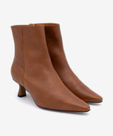 FAYE - Botín de mujer con puntera fina de piel suave - Zapatos color cuero - Zapatos de mujer Ángel Alarcón - Women Shoes 2026