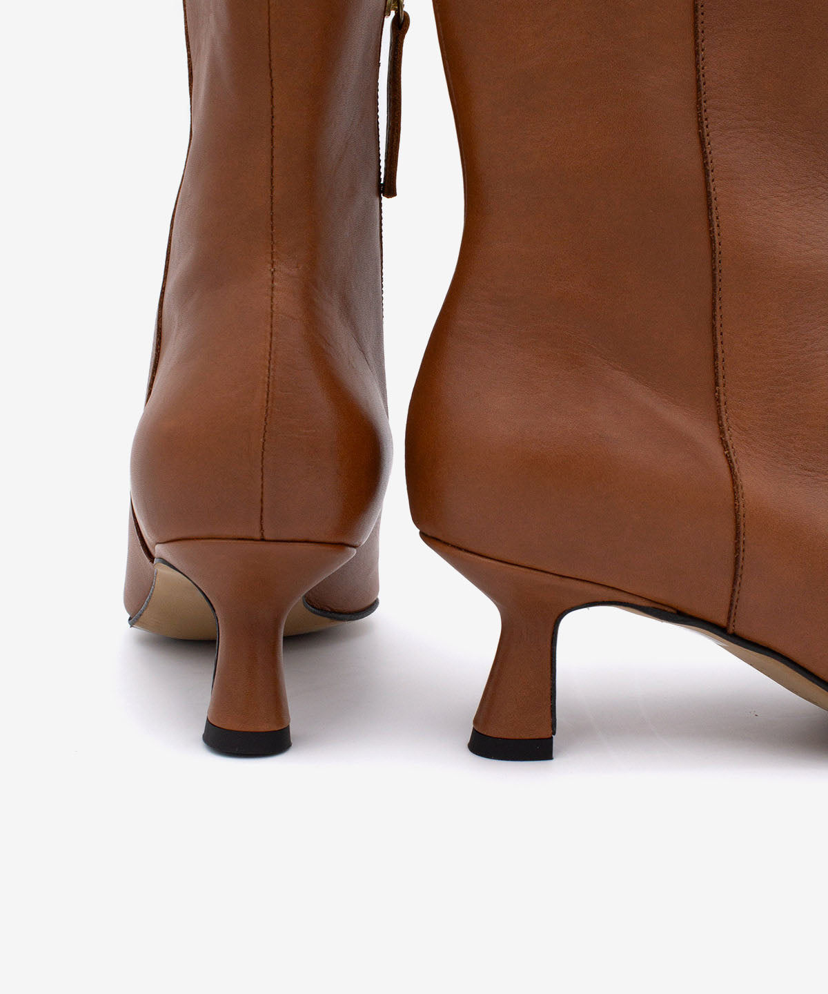 FAYE - Botín de mujer con puntera fina de piel suave - Zapatos color cuero - Zapatos de mujer Ángel Alarcón - Women Shoes 2026