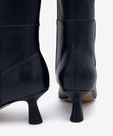 GEORGIA - Bota alta de tacón bajo con puntera fina de piel lisa - Zapatos azul oscuro - Zapatos de mujer Ángel Alarcón - Women Shoes 2026
