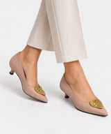GRACE - Salón de tacón bajo con adorno de corazón dorado de piel lisa - Zapatos Nude - beige - Zapatos de mujer Ángel Alarcón - Women Shoes 2026