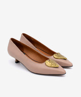 GRACE - Salón de tacón bajo con adorno de corazón dorado de piel lisa - Zapatos Nude - beige - Zapatos de mujer Ángel Alarcón - Women Shoes 2026