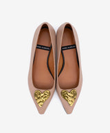 GRACE - Salón de tacón bajo con adorno de corazón dorado de piel lisa - Zapatos Nude - beige - Zapatos de mujer Ángel Alarcón - Women Shoes 2026