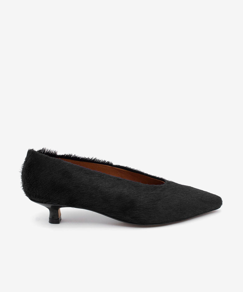 MARGO - Zapato de salón de tacón bajo fabricado en pelo negro - Zapatos Negros - Zapatos de mujer Ángel Alarcón - Women Shoes 2026
