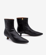 DOROTHEA - Botín de tacón kitten con puntera fina de piel texturizada - Zapatos Negros - Zapatos de mujer Ángel Alarcón - Women Shoes 2026