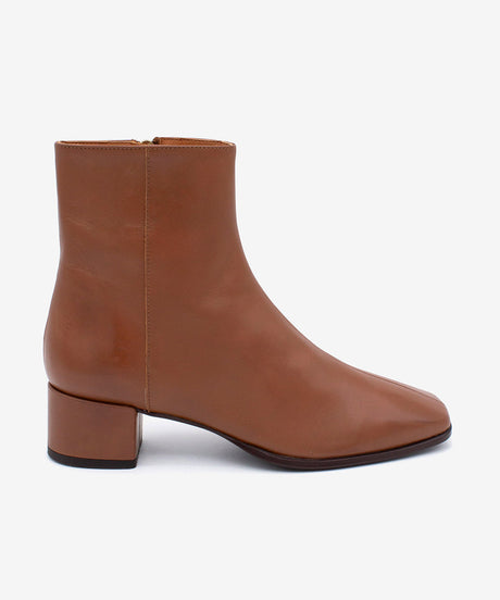 GRETEL - Botín de tacón cómodo ancho de piel lisa - Zapatos color cuero - Zapatos de mujer Ángel Alarcón - Women Shoes 2026