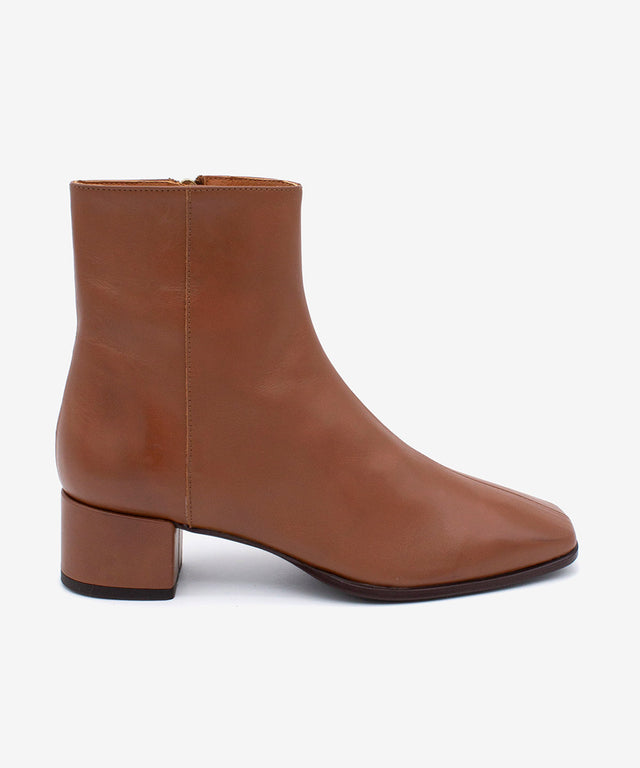 GRETEL - Botín de tacón cómodo ancho de piel lisa - Zapatos color cuero - Zapatos de mujer Ángel Alarcón - Women Shoes 2026