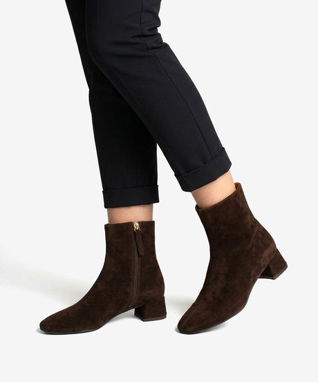 TAMARA - Botín de mujer con tacón bajo ancho cómodo de serraje - Zapatos m. oscuro - Zapatos de mujer Ángel Alarcón - Women Shoes 2026