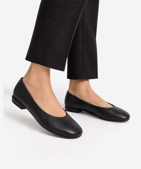 KATYA - Bailarina de mujer de tacón bajo cómodo de piel suave - Zapatos Negros - Zapatos de mujer Ángel Alarcón - Women Shoes 2026