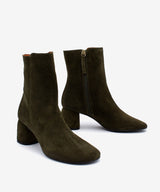 MURIELLE - Botín de tacón de diseño con puntera redonda de serraje - Zapatos m. oscuro - Zapatos de mujer Ángel Alarcón - Women Shoes 2026