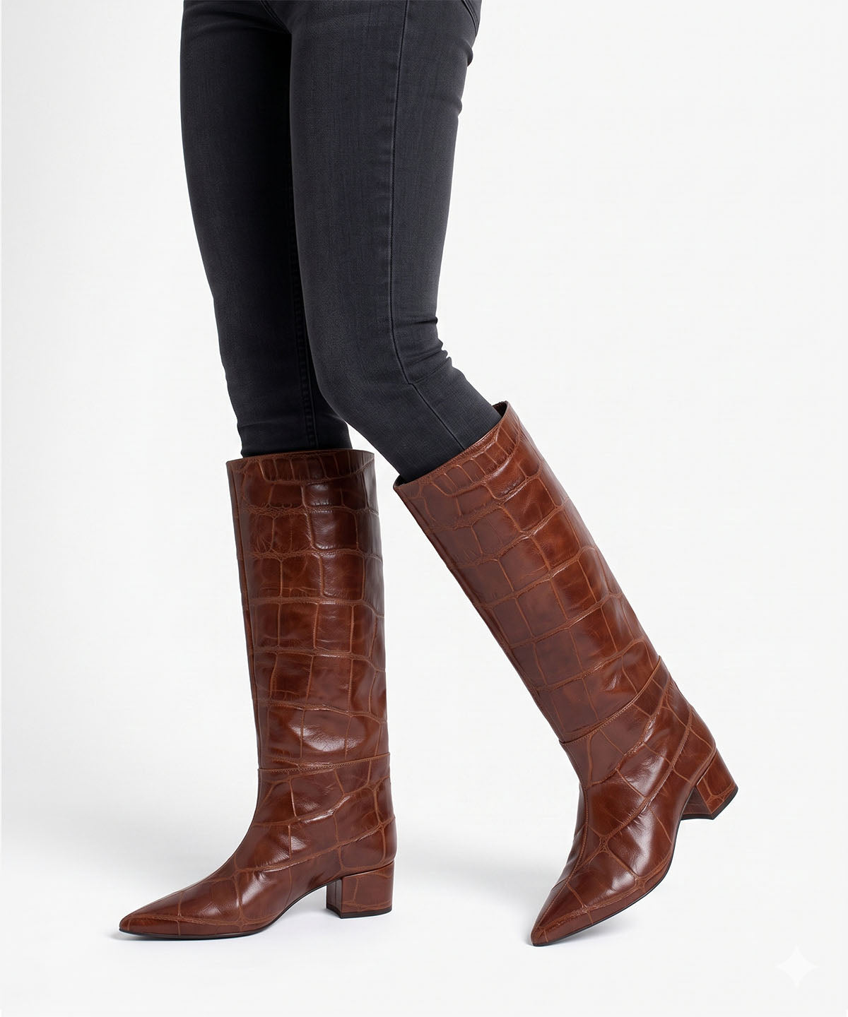 JOVANNA - Bota gaucha de tacón ancho de piel print croco - Zapatos marrones - Zapatos de mujer Ángel Alarcón - Women Shoes 2026