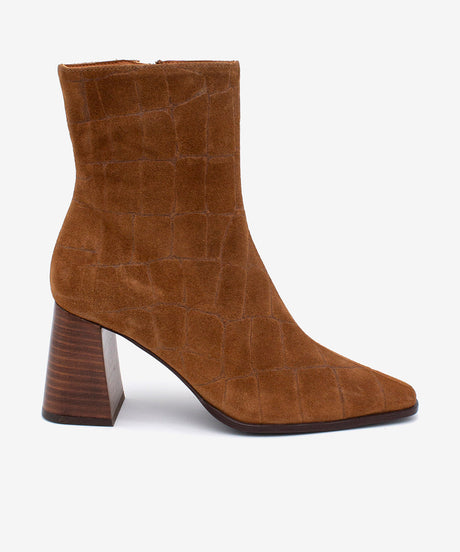 TRIMIA - Botín cómodo de mujer con tacón ancho en serraje con print cocodrilo - Zapatos color cuero - Zapatos de mujer Ángel Alarcón - Women Shoes 2026