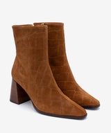 TRIMIA - Botín cómodo de mujer con tacón ancho en serraje con print cocodrilo - Zapatos color cuero - Zapatos de mujer Ángel Alarcón - Women Shoes 2026