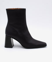 TRIMIA - Botín de piel natural con tacón ancho de efecto madera - Zapatos Negros - Zapatos de mujer Ángel Alarcón - Women Shoes 2026
