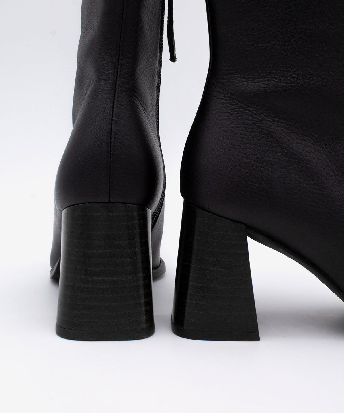 TRIMIA - Botín de piel natural con tacón ancho de efecto madera - Zapatos Negros - Zapatos de mujer Ángel Alarcón - Women Shoes 2026