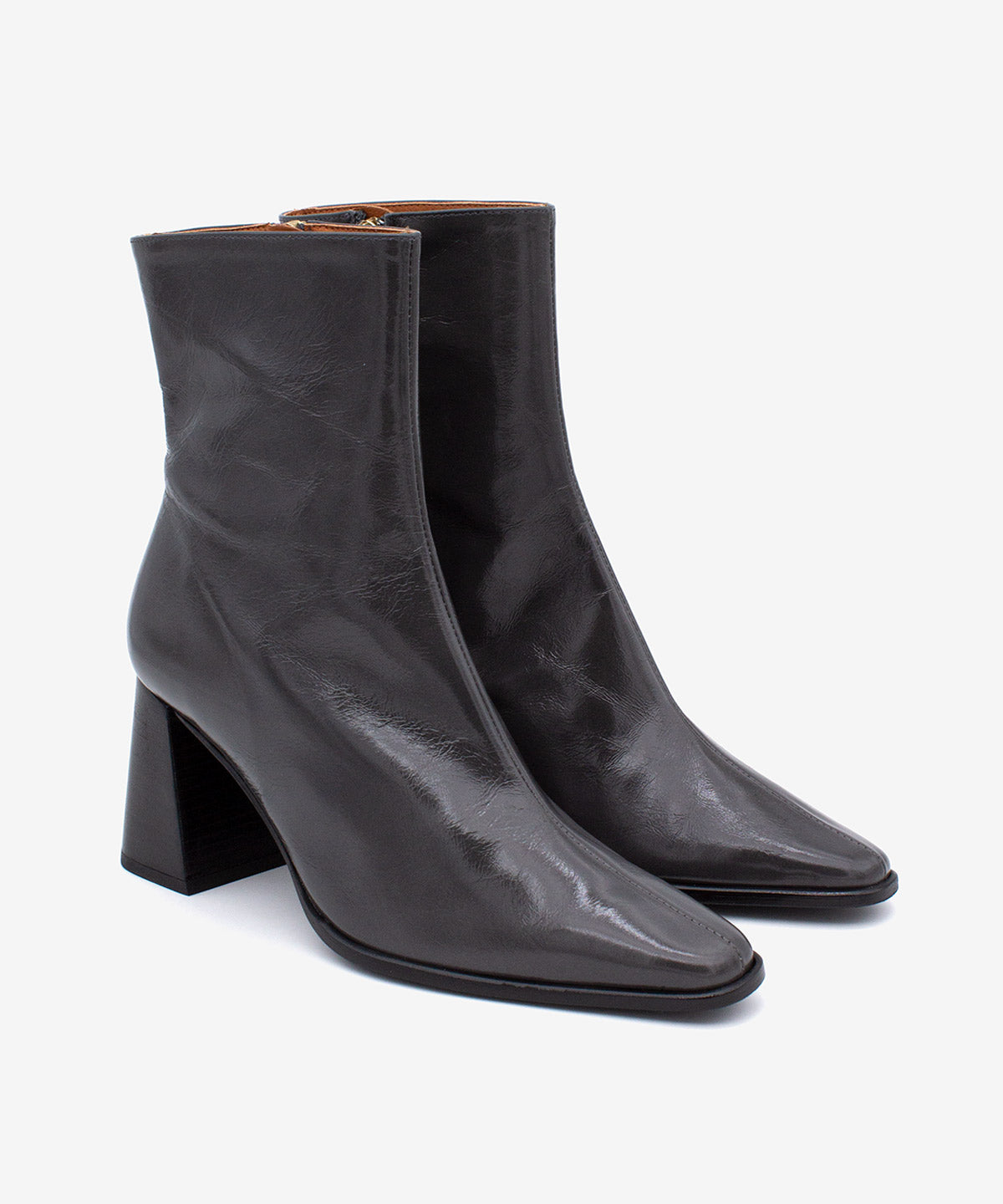 TRIMIA - Botín cómodo con tacón ancho de piel texturizada brillante - Zapatos grises - Zapatos de mujer Ángel Alarcón - Women Shoes 2026