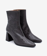 TRIMIA - Botín cómodo con tacón ancho de piel texturizada brillante - Zapatos grises - Zapatos de mujer Ángel Alarcón - Women Shoes 2026