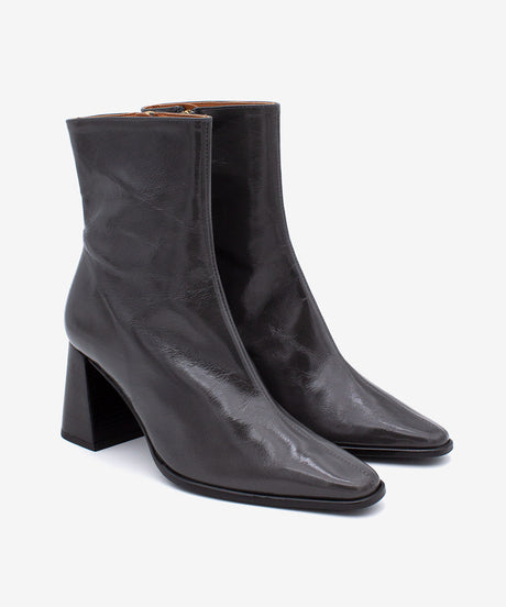 TRIMIA - Botín cómodo con tacón ancho de piel texturizada brillante - Zapatos grises - Zapatos de mujer Ángel Alarcón - Women Shoes 2026